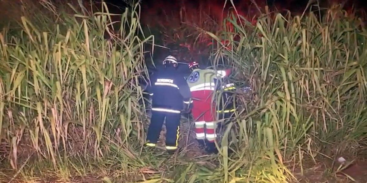 Astra capotada por diversas vezes na BR-277 e motorista fica ferido