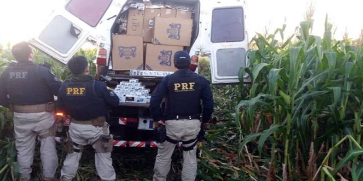 Após tombamento, contrabandista foge e carga de cigarros é apreendida pela PRF