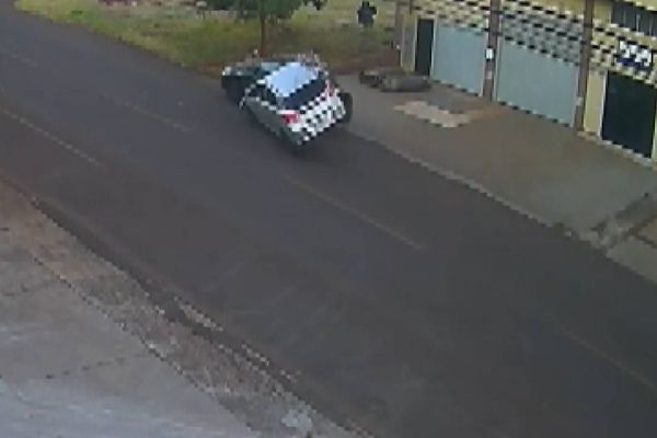Imagem referente a notícia: Câmera de segurança registra HB20 capotando após bater em carro estacionado na Av. Estados Unidos