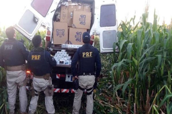 Após tombamento, contrabandista foge e carga de cigarros é apreendida pela PRF