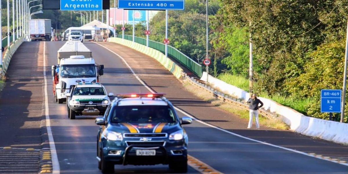 Elefanta de 50 anos é transferida da Argentina para o Mato Grosso; escolta passou por Foz do Iguaçu