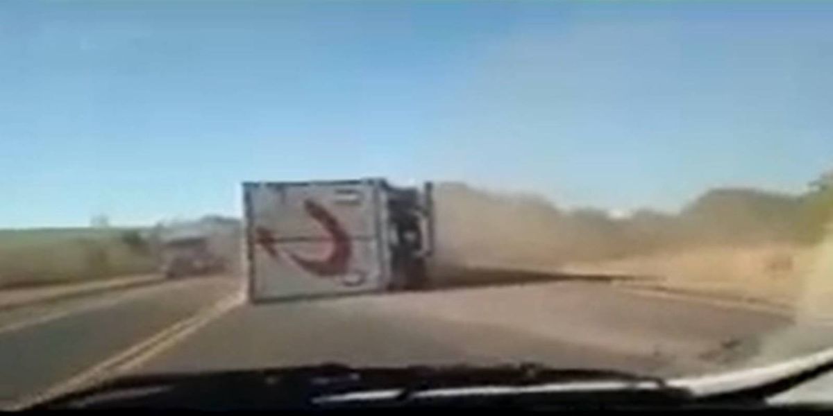 Após briga entre caminhoneiros, carreta tomba na BR-277 em Guarapuava; assista