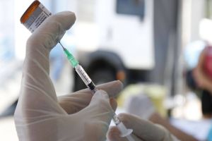 Imagem referente a notícia: Com 1,2 milhão de doses aplicadas, Paraná reforça chamada para vacinação contra gripe