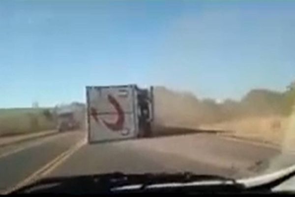 Após briga entre caminhoneiros, carreta tomba na BR-277 em Guarapuava; assista