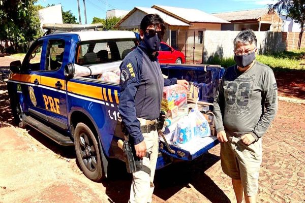 Imagem referente a notícia: PRF realiza ação humanitária de modo a prestar apoio a imigrantes venezuelanos em Foz do Iguaçu