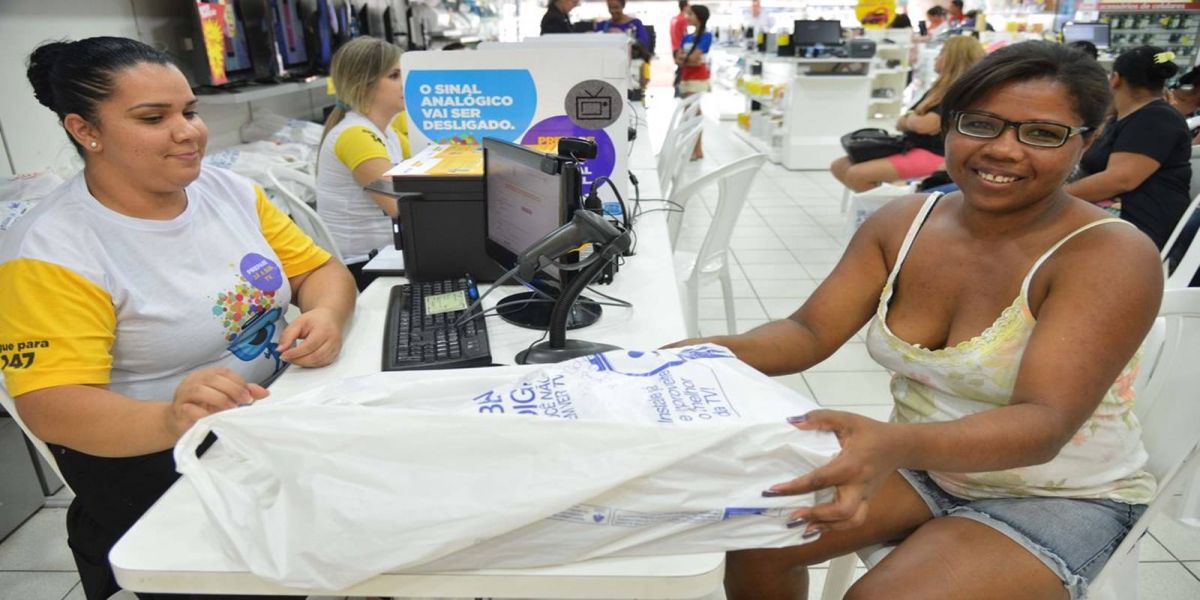 Volume de serviços cai 6,9% em março, maior recuo desde 2011