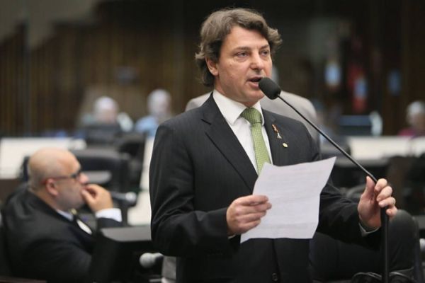 Projeto proíbe cobrança de juros e multas de mensalidades atrasadas na rede privada de ensino