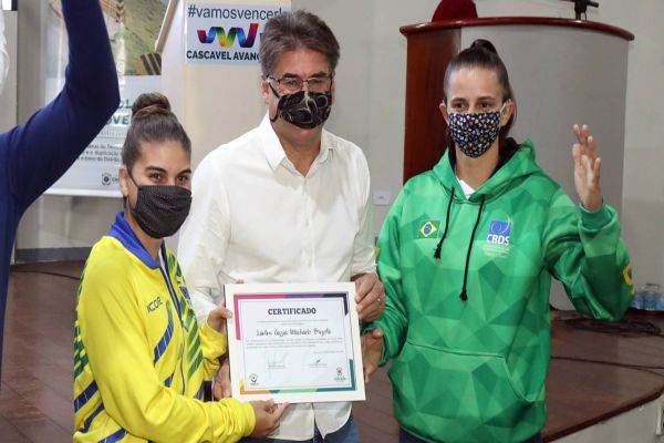Atletas do futsal feminino para surdos recebem homenagens