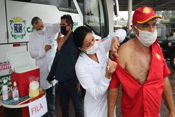 Comboio da Saúde vacina cerca de 500 caminhoneiros contra a gripe na BR-277