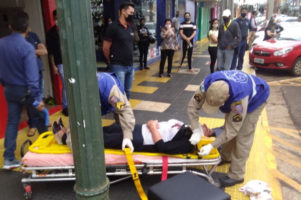 Idosa é atropelada por Gol no centro de Toledo