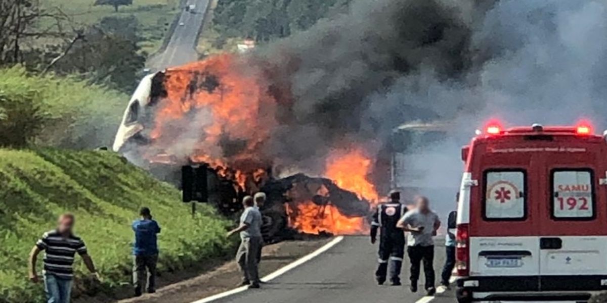 Carreta e caminhão explodem após colisão frontal e 2 pessoas morreram carbonizadas na BR-376