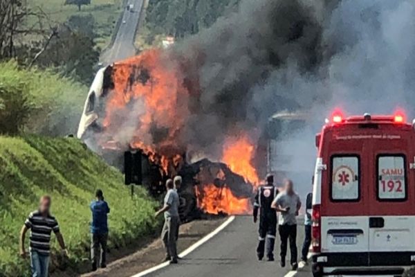 Imagem referente a notícia: Carreta e caminhão explodem após colisão frontal e 2 pessoas morreram carbonizadas na BR-376