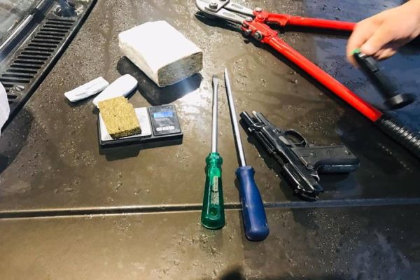 Homem com mandado de prisão em aberto é preso com droga e arma