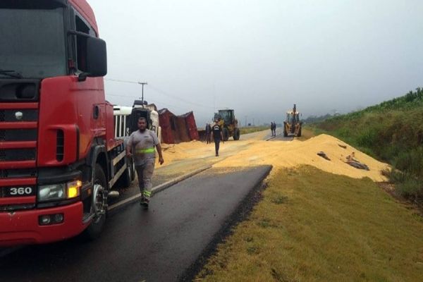 Carreta carregada com soja tomba na BR-467 entre Marechal Rondon e Toledo