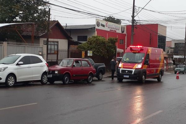 Imagem referente a notícia: Motorista fica ferido após atingir carros estacionados na Rua Cuiabá
