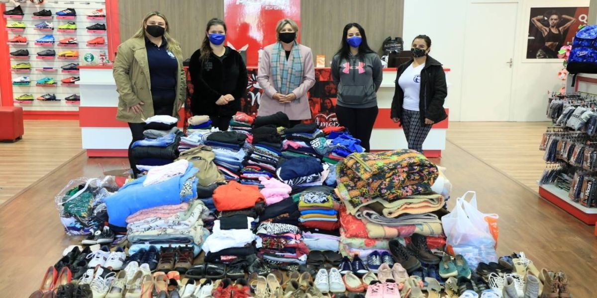 Provopar recebe roupas, calçados e cobertores doados por clientes e funcionários de loja