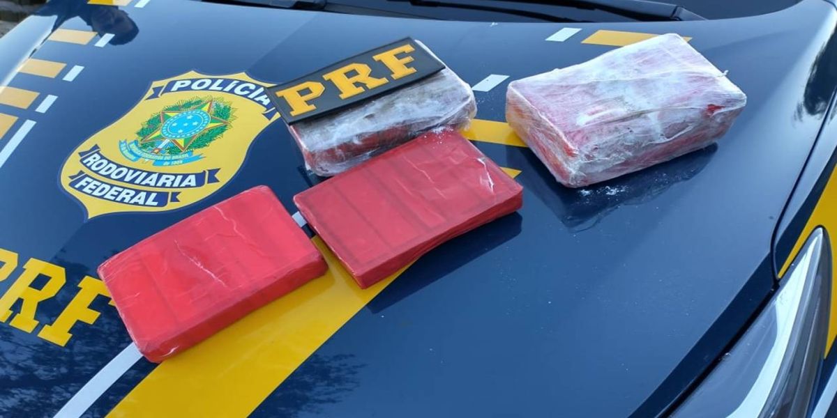 Homem tenta fugir após PRF encontrar estepe de veículo com mais de 6 kg de cocaína