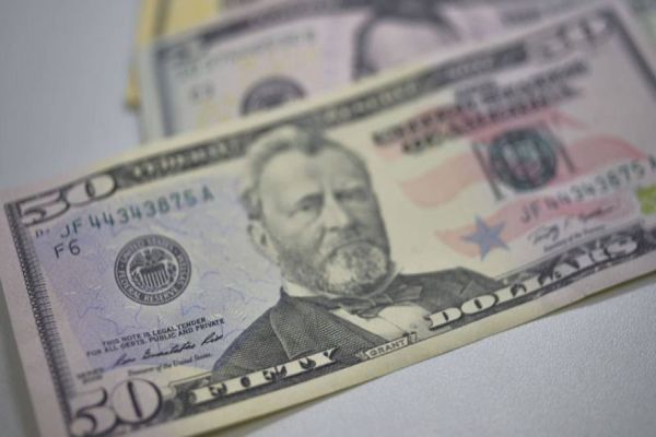 Cotação do dólar vira e cai para R$ 5,82, depois de encostar em R$ 6