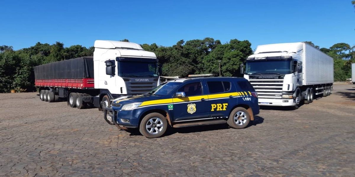 PRF apreende mais de 1 mihão de carteiras de cigarro em duas carretas no Paraná