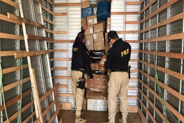 Imagem referente a notícia: PRF E Receita Federal apreendem três caminhões carregados com mercadorias em fundo falso