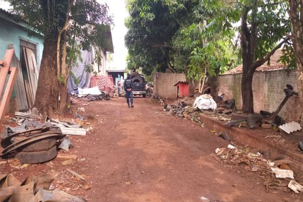 Controle de Endemias cumpre intimação em residência notificada com criadouros de mosquito da dengue