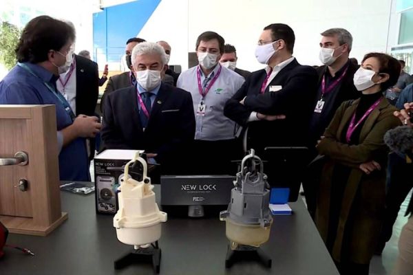 Ministro Marcos Pontes conhece empresa brasileira responsável pela fabricação de respiradores