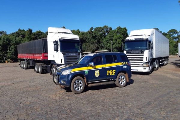 Imagem referente a notícia: PRF apreende mais de 1 mihão de carteiras de cigarro em duas carretas no Paraná
