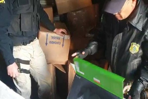 Imagem referente a notícia: PRF apreende caminhão carregado com mercadorias oriundas do Paraguai