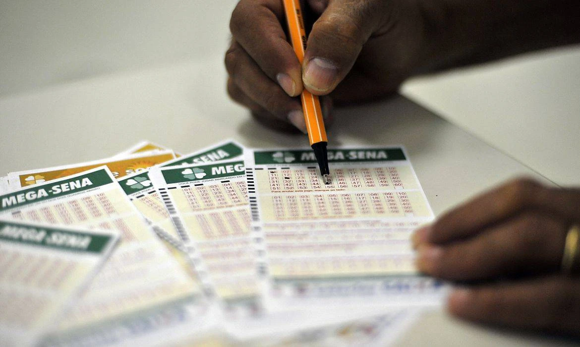 Foto relacionada a notícia: Mega-Sena sorteia neste sábado prêmio estimado em R$ 100 milhões
