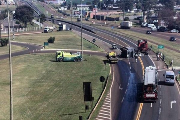 Tombamento de caminhão é registrado na rodovia BR-277 em Cascavel