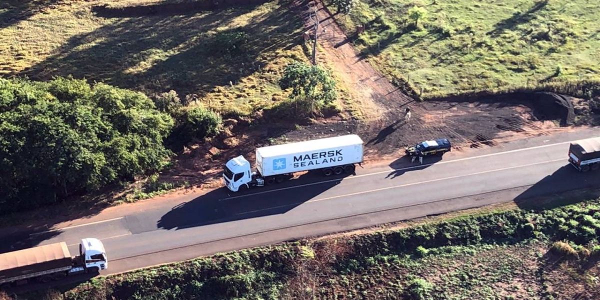 PRF apreende contêiner com 500 mil maços de cigarros contrabandeados na BR-272