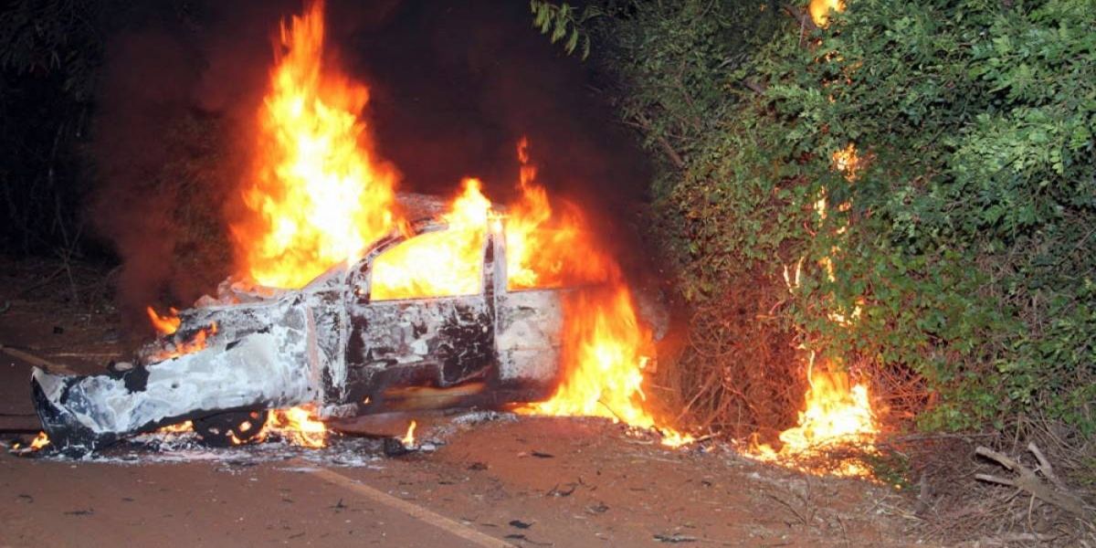 Carro capota e uno pega fogo em acidente e trânsito em São João