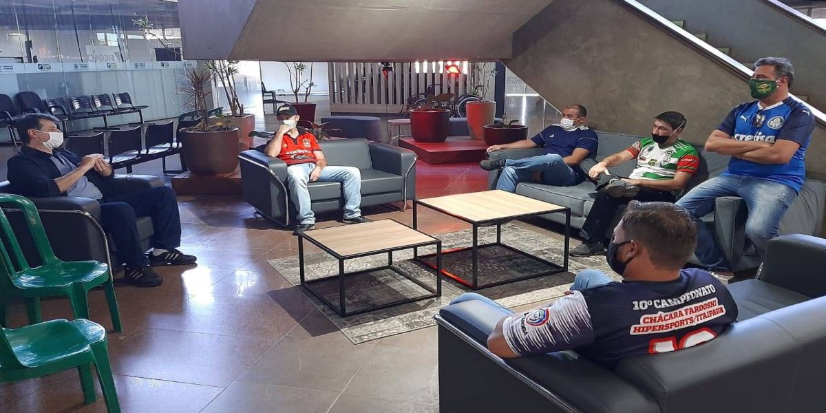 Representantes do Esporte Amador realizam manifestação em frente à prefeitura de Cascavel