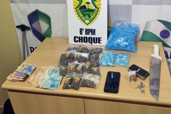 Em Cascavel (PR), policiais militares prendem dupla e apreendem 120 pinos de cocaína após denúncia