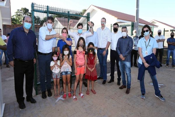Município e Itaipu entregam 20 casas a agentes ecológicos que realizam sonho da casa própria