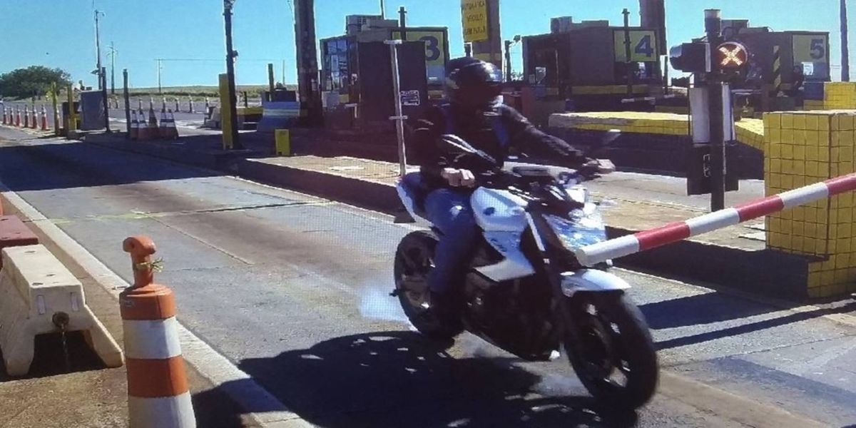 Para "economizar" R$ 8, motociclista fura pedágio, cai e toma prejuízo de R$ 3 mil; assista
