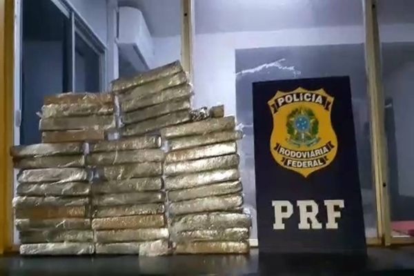 Imagem referente a notícia: PRF apreende maconha em fundo falso de Siena na BR-277