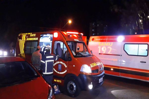 Imagem referente a notícia: Mãe e filha ficam em estado gravíssimo após serem atropeladas na Rua Erechim