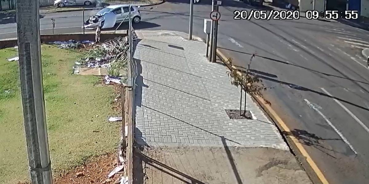 Câmera de monitoramento flagra acidente no Centro, um adolescente ficou ferido