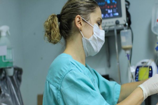 Dia do Técnico e Auxiliar de Enfermagem: “profissão de carinho e amor”