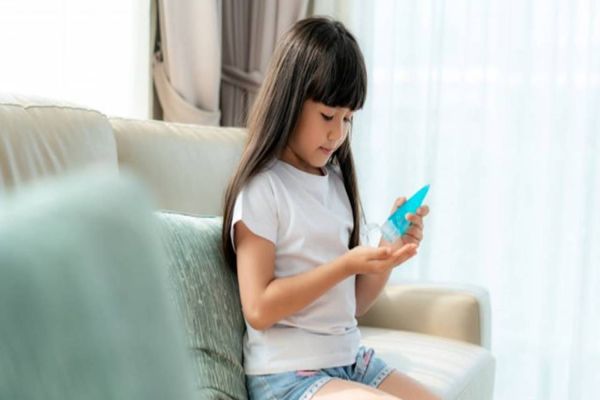 Médica pediatra orienta sobre os cuidados com a utilização de álcool em gel em crianças