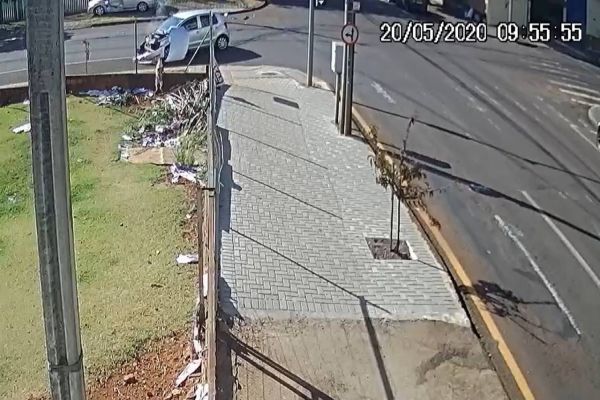 Câmera de monitoramento flagra acidente no Centro, um adolescente ficou ferido