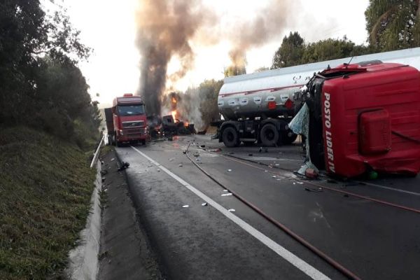 Imagem referente a notícia: Gravíssimo acidente na BR 476 tira a vida de um caminhoneiro