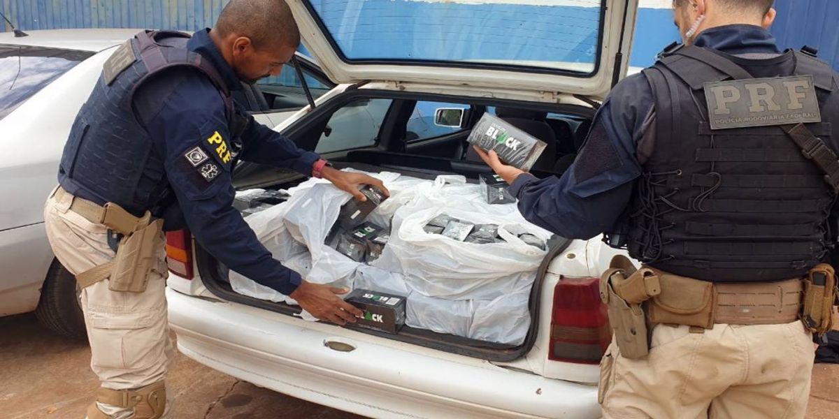 PRF apreende carro carregado com cigarros na Rota Beira Parque