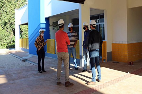 Prefeito de Cascavel e secretária vistoriam obras da educação