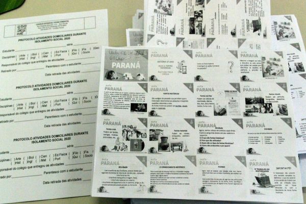 Educação entrega impressos a estudantes sem acesso à TV