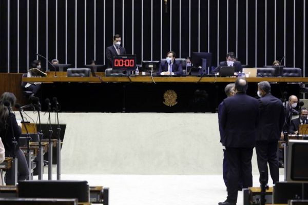 Plenário pode analisar hoje programa de benefícios a profissional de saúde do SUS na pandemia