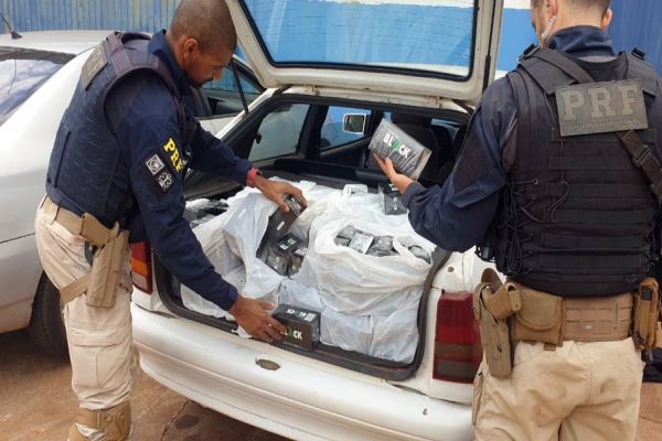 PRF apreende carro carregado com cigarros na Rota Beira Parque