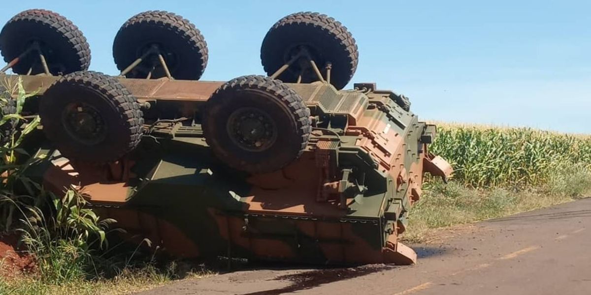 Tanque do Exército capota ao desviar de carro em Apucarana