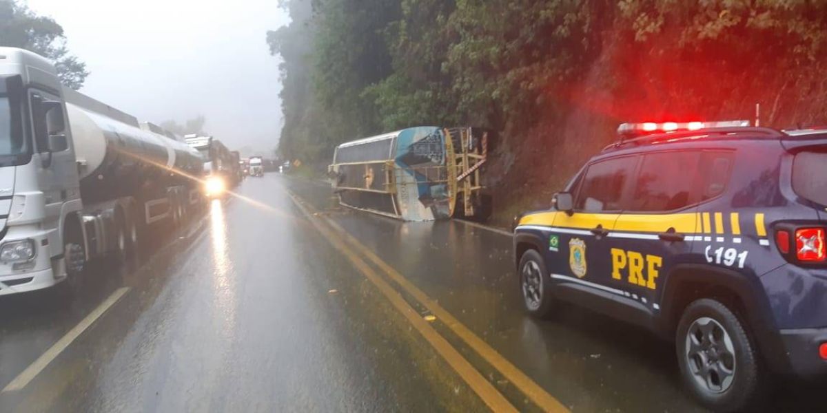 Caminhão-tanque carregado com óleo vegetal tomba na Serra da Esperança em Guarapuava